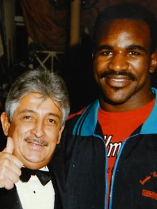 JUNGER EVANDER HOLYFIELD ORIGINAL FOTO MIT FAN BOXER BOXMEISTER SCHWERGEWICHT - Bild 1 von 4