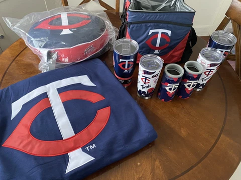 NEW MLB Logo Brand Minnesota Twins Cooler Tote, Blanket, Pillow, & Tumblers Lot Cover