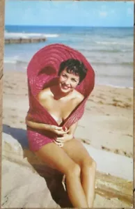 Pinup Mädchen Baden Schönheit am Strand 1950er Jahre Chrom Postkarte, süß Rosemarie Risiko - Bild 1 von 1