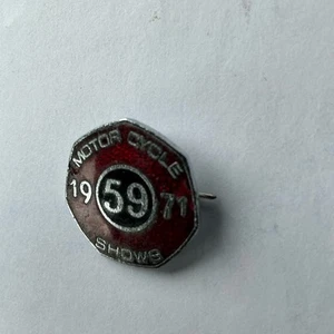 VINTAGE 69 CLUB RED 1971 BADGE - Picture 1 of 3