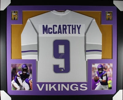 Camiseta deportiva personalizada firmada/autografiada por JJ MCCARTHY enmarcada 35x43 - Beckett Foto 1 de 2