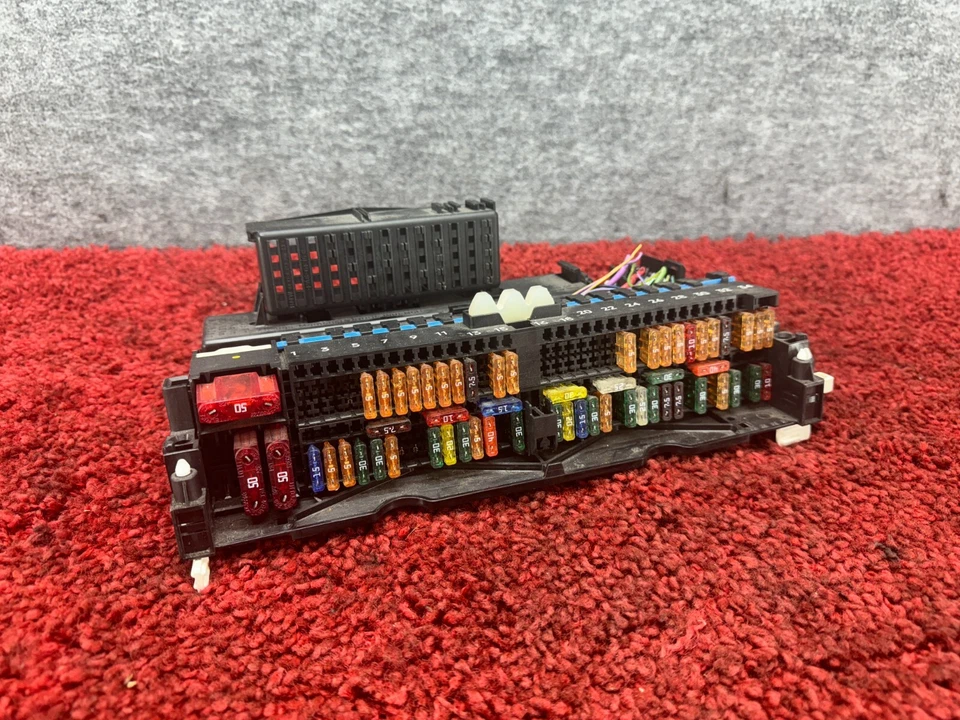 BMW 1999-2010 E83 E46 M3 CAJA RELÉ DE FUSIBLES DISTRIBUCIÓN DE ENERGÍA DELANTERA CAJA DE FUSIBLES OEM Foto 1 de 4