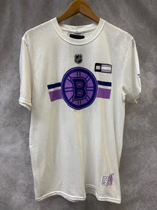 Camiseta Boston Bruins 2022 NHL Hockey Fights Cáncer Blanco Púrpura Logo Edición Limitada - Imagen 1 de 2