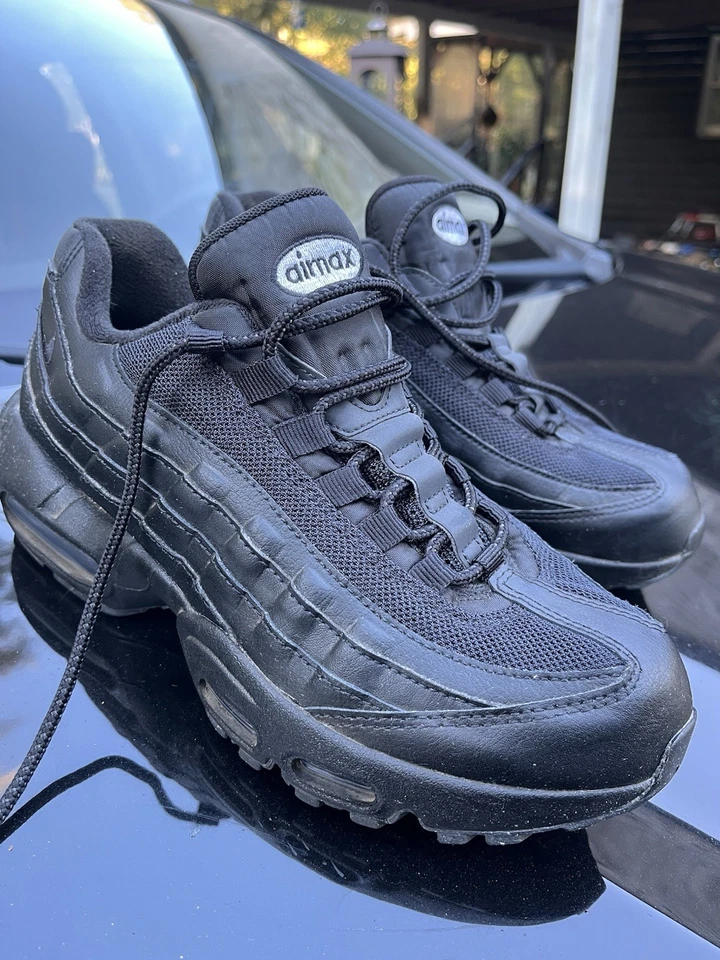 Air Max 95 Triple Black 7Y - Image 1 of 4
