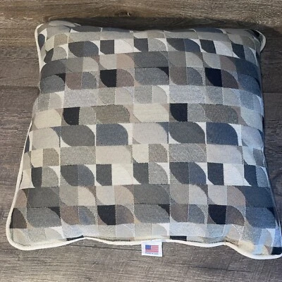 Almohada Geométrica 18" X 18" Tela Pesada MCM Hecha en EE. UU. Beige Dorado Gris Arena Foto 1 de 4