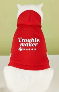 Felpa con cappuccio rossa accogliente "Trouble Maker" per cani e gatti - poliestere morbido, manica corta - Foto 1 di 9