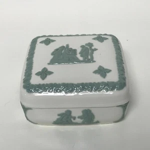 Wedgewood & Barlaston of Etruria Queens Ware Trinket Box Sage Green on White - Picture 1 of 5