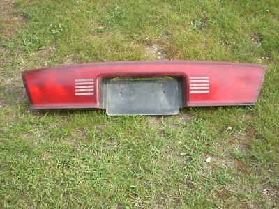 1997 - 2004 Buick Regal центр багажника крышка заднего фонаря в сборе 16523341 OEM - Изображение 1 из 4