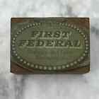 Imprimeurs à lettres vintage plaque bloc première épargne et prêt fédéral TJ56