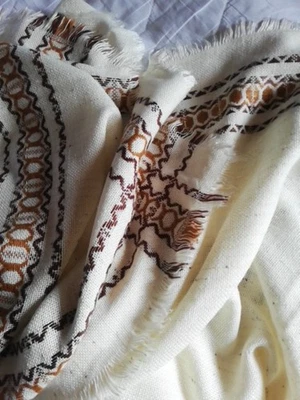 Ältere Tischdecke Decke  130 x 160 Beige, Braune Muster, Fransen, Retro, Vintage - Bild 1 von 4