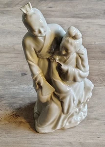 Estatuilla de porcelana de colección pareja china hombre mujeres cortejo amor detallada firmada - Imagen 1 de 11