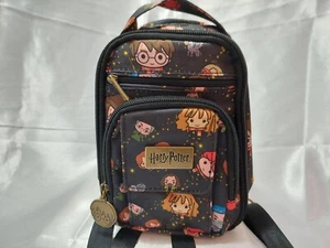 MINI MOCHILA CON PERSONAJES HARRY POTTER HOGWARTS JUJUBE JU-JU-BE 8" - Imagen 1 de 19
