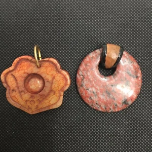 Konvolut zwei Anhänger braun roter Farbstein - Bild 1 von 2