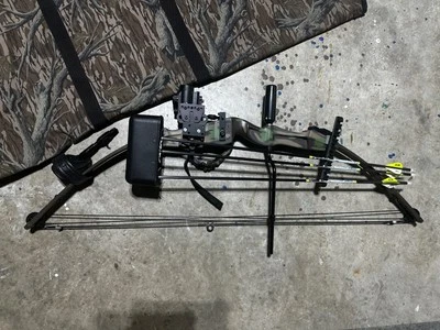 Hoyt Raider Bow & Arrows Hunting with Case - Image 1 of 4