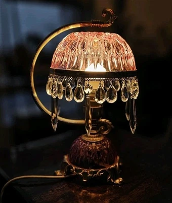 Abajur de mesa francês antigo da década de 1950 com base de latão e abajur de cristal rosa - Imagem 1 de 4