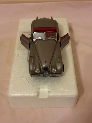 Danbury Mint 1949 Jaguar XK 120 Convertible 1:24 Diecast Car - Image 1 of 4