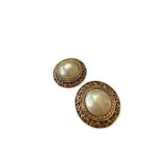 Vintage Chanel Faux pearl 24K Gold plated clip-on earrings*Chanel BOX included - Picture 1 of 4