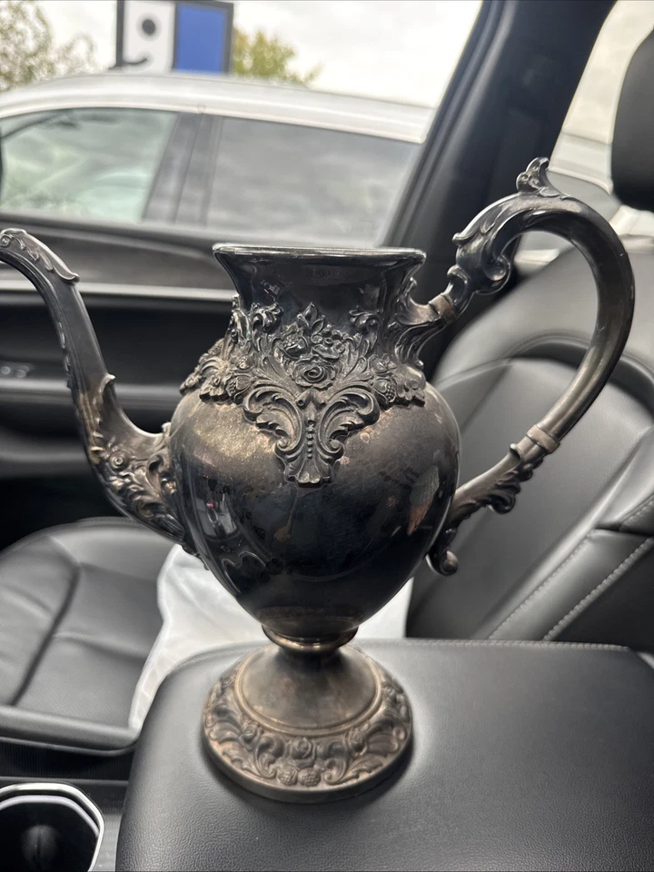 Cafetera Lunt Eloquence plateada A100 patas ornamentadas rollo floral 123/4" Foto 1 de 2