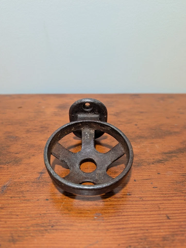 Antiguo portavasos de hierro de montaje en pared para lavadero, cocina o baño.  Foto 1 de 4