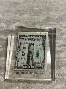 Vintage The Shrinking Dollar banconota increspata all'interno fermacarte lucite -- 7581 - Foto 1 di 5