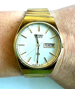 Vintage Men's Watch Seiko SQ 8223 9009 Quartz Day Date Yellow Tone Runs - Picture 1 of 14