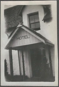 Puerta de hotel Glen Coe Glen Etive Highlands Escocia con troncos de árbol instantánea de 1930 - Imagen 1 de 2