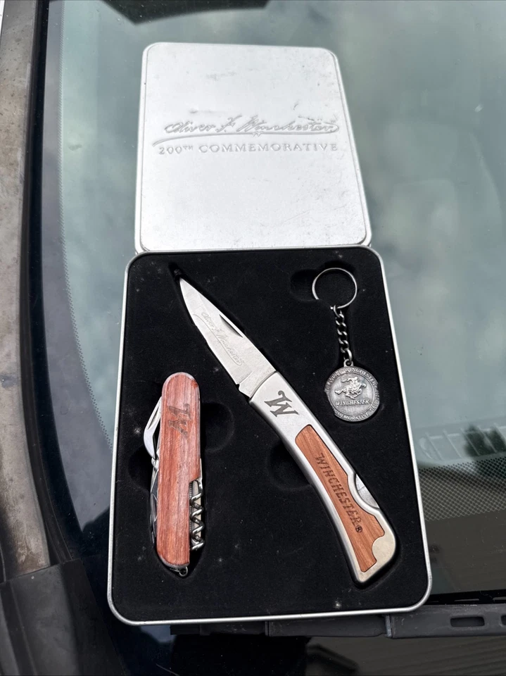 Juego de navajas de bolsillo con mango de madera Winchester - cuchillo, multiherramienta y llavero en metal T Foto 1 de 4