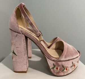 Qupid Crush In Blush Velvet Embroidery BOHO Heels Size 6 Great Condition