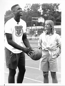 CHRIS WEBBER Fantastic RARE TV Photo KIDS & SPORTS.. (Age 17) w/Deborah Norville - Picture 1 of 2
