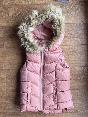 Chaleco con capucha de piel sintética H&M rosa rosa 6x/7 para niñas Foto 1 de 3