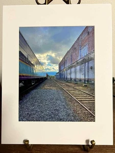 Mt. Hood Train Stop Passepartout Foto 8x10 von Tammie Bates PNW Eisenbahn Kunst signiert - Bild 1 von 3