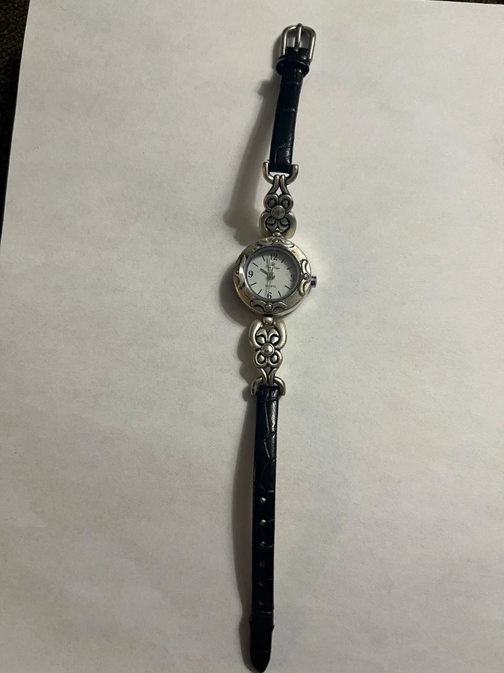 Relógio Feminino Premier Designs 23mm Tom Prata Berloque Floral Couro Nova Bateria - Imagem 1 de 1