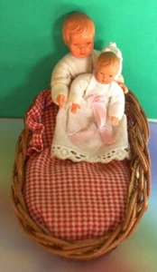 Vintage Puppenhaus Miniatur Caco Baby Säugling Mädchen & Junge Kleinkind im Korb Deutschland - Bild 1 von 11