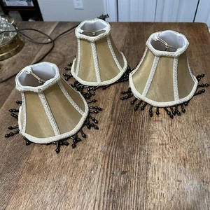 Juego de 3 pantallas de lámpara pequeñas con clip beige con paneles de cuentas - Imagen 1 de 7