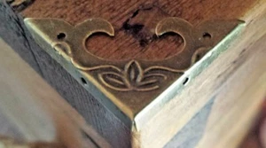 Paquete de 4 esquinas de caja de metal acabado bronce antiguo 30 mm sobre recto C118 - Imagen 1 de 5