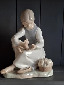 Nao Lladro Porcelain Sitting Girl Bare Foot Made In Spain Vintage Daisa - Picture 1 of 15