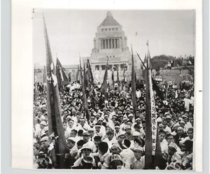 Manifestantes de Tokio marchan contra la defensa de Estados Unidos-Japón Japón 1960 foto de prensa - Imagen 1 de 2