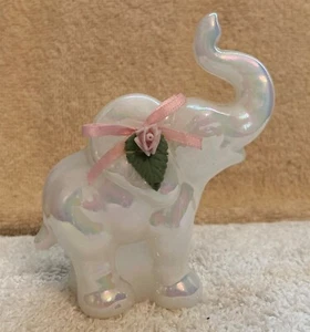 De colección Fenton Blanco Vidrio Iridiscente Elefante Rosa Rosa Pie Hasta 4 Pulgadas Alto - Imagen 1 de 14