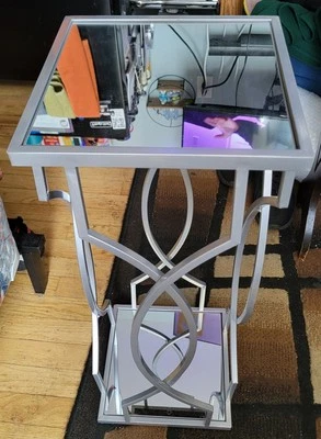 Модный металлический угловой стол со стеклянным верхом и низом (10 дюймов L × 10 дюймов W × 26 дюймов H) - Изображение 1 из 4