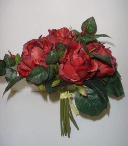 Nuevo Paquete Atado/Ramo x7 Tallos Reina Rosas Artifical Seda Flores Rojo 9 pulgadas - Imagen 1 de 1