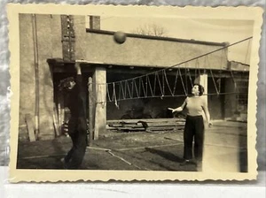 FOTO DE COLECCIÓN 1949 MUJER DAMA POST SEGUNDA GUERRA MUNDIAL VOLEIBOL PELOTA DEPORTE - Imagen 1 de 4
