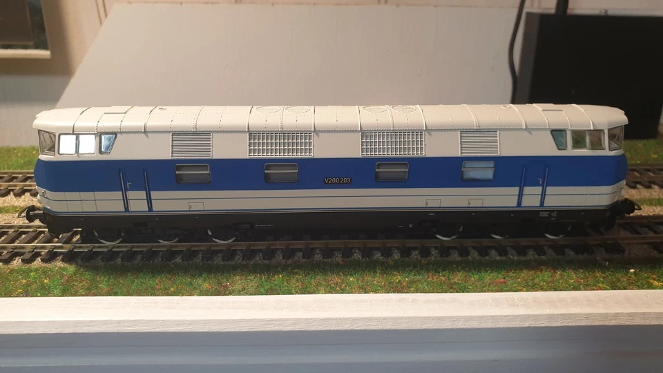 Piko H0 52576 DC Diesellok V 200 203 GFK Blau DR ESU Digital Sound, top, selten  - Bild 1 von 4