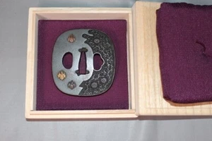 Japan Antik Edo Paulownia und Chrysantheme Arabeske Carvin Box Schwert Katana - Bild 1 von 10