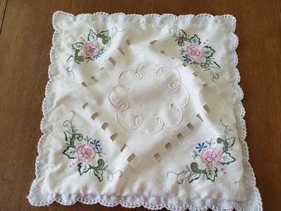 Funda de Almohada Decorativa Vintage Festoneada 16" Cuadrada Marfil Floral Bordada Delicada Foto 1 de 4