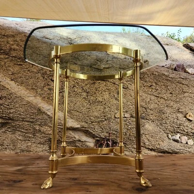 Стол боковой скошенный стеклянный восьмиугольный из полированной золотой латуни в стиле LaBarge - Изображение 1 из 4