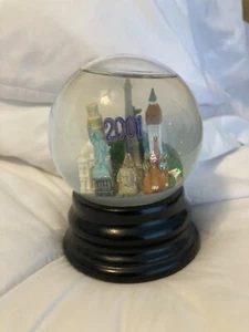 Vintage Saks Fifth Avenue 2001 Glass Musical Snow Globe - Great Condition - Picture 1 of 5