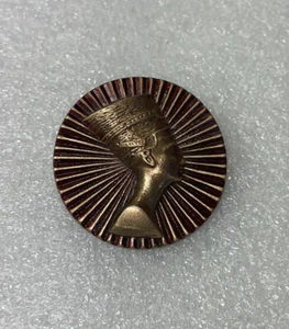 Raro Pin Insignia EGIPTO NEFERTITI Antiguo Egipto REINA - Imagen 1 de 3