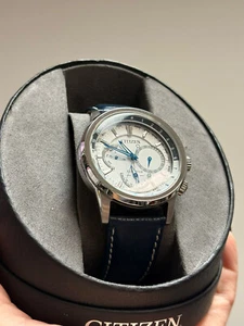 Reloj Citizen Eco-Drive Hombre Calendario Hora Mundial Correa Cuero - BU2020-02A - Imagen 1 de 5