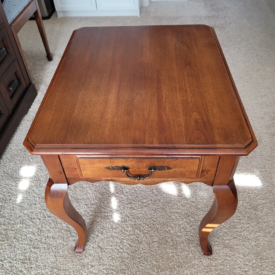 Mesa auxiliar/extremera francesa vintage Ethan Allen Country 26-8203 216 acabado burdeos Foto 1 de 4