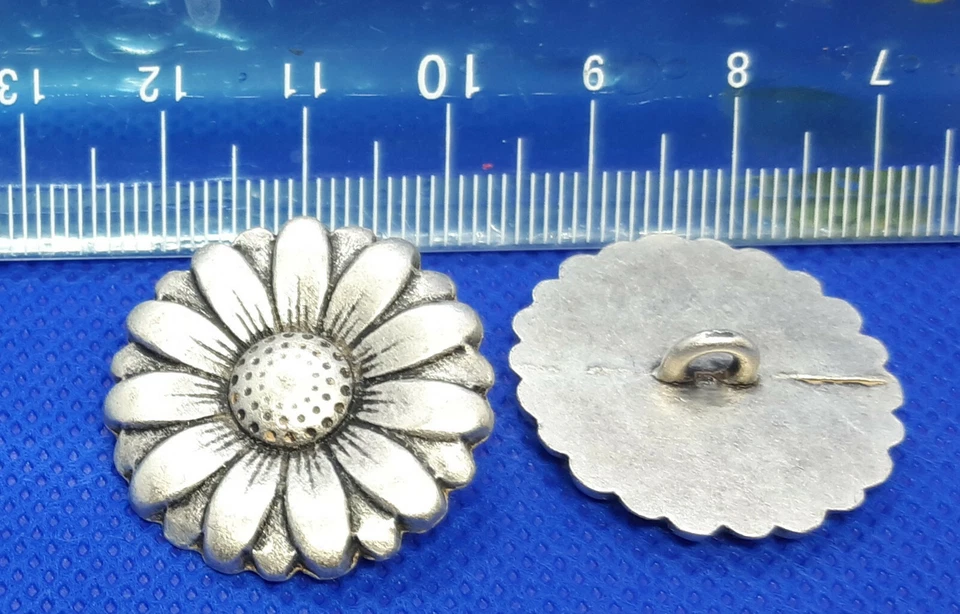 Mantel Knopf Metall mit Öse Blumenmuster Margarete 25mm düğme nasturi кнопка - Bild 1 von 1